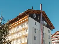 Elewacja budynku Grand Hotel Belvedere na jasnym tle