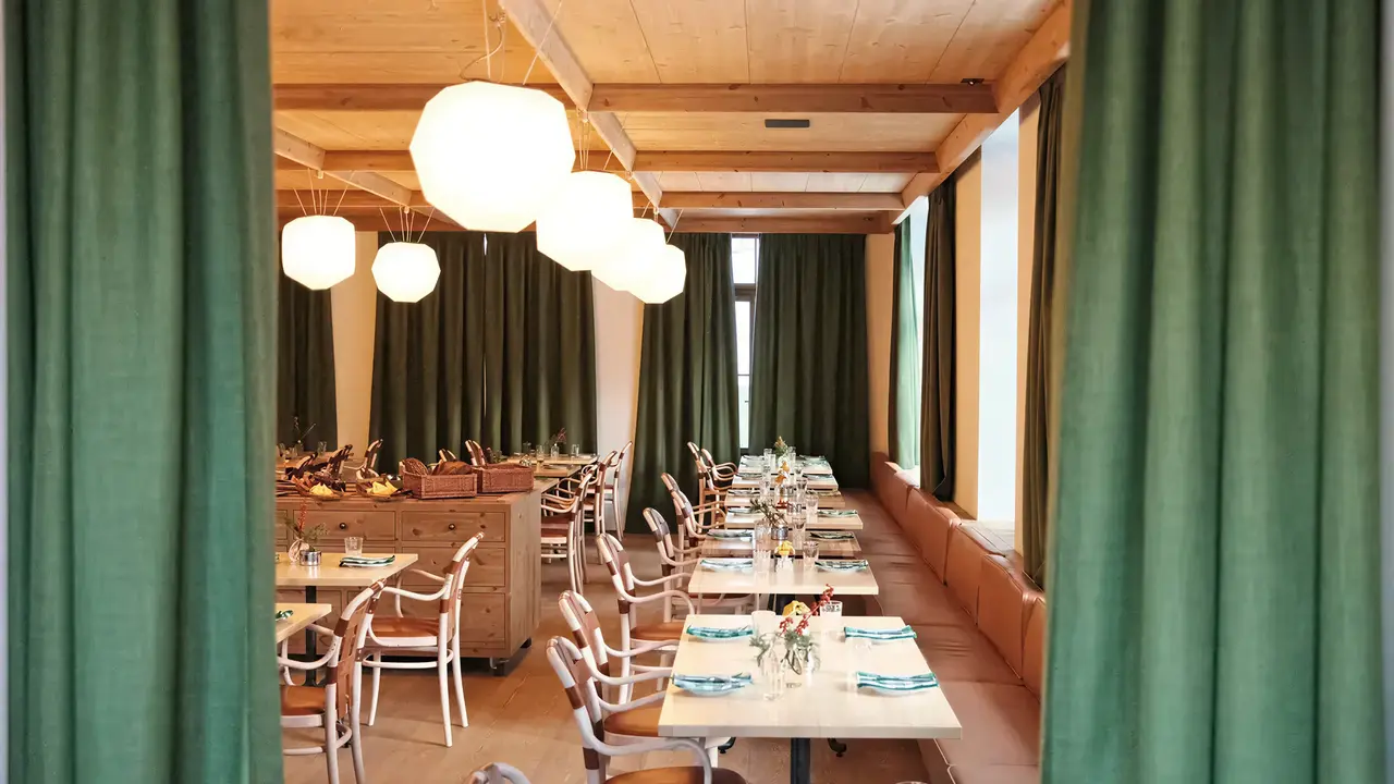 Jadalnia w Grand Hotel Belvedere z ustawionymi stolikami