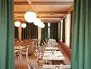 Jadalnia w Grand Hotel Belvedere z ustawionymi stolikami