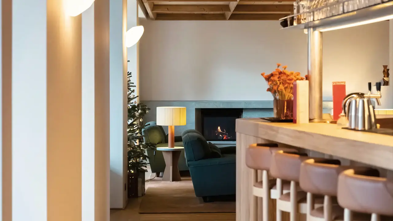Bar z wysokimi hokerami w Grand Hotel Belvedere