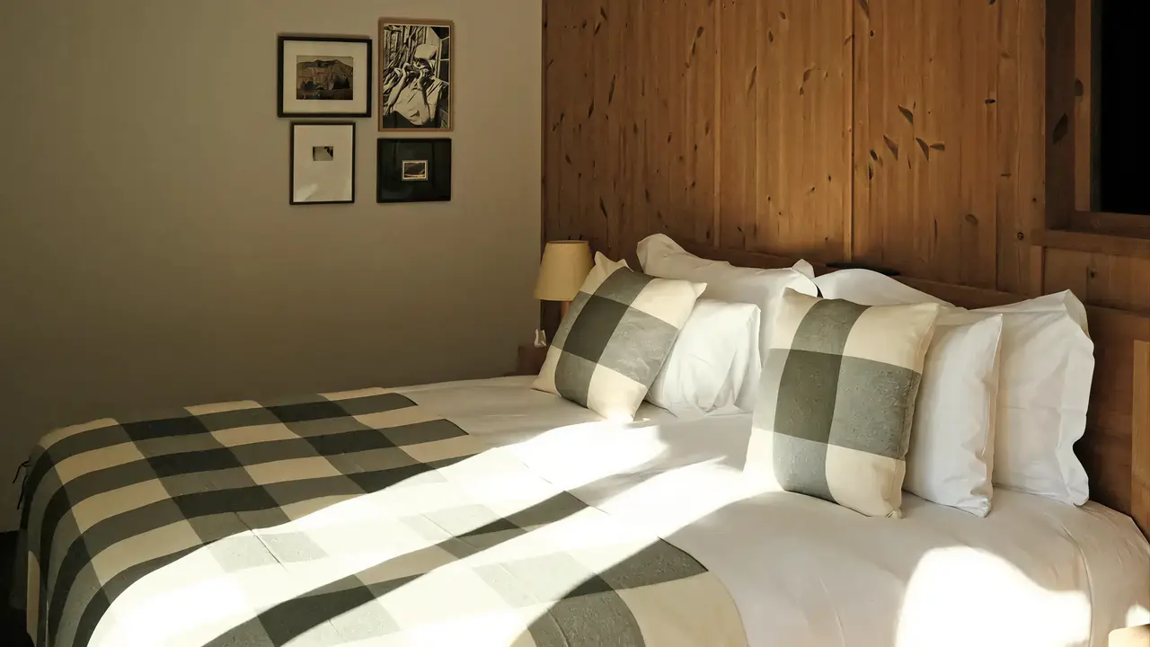 Przytulna sypialnia z łóżkiem w Grand Hotel Belvedere