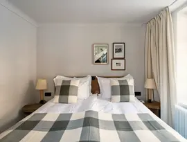 Sypialnia z dużym łóżkiem w Grand Hotel Belvedere