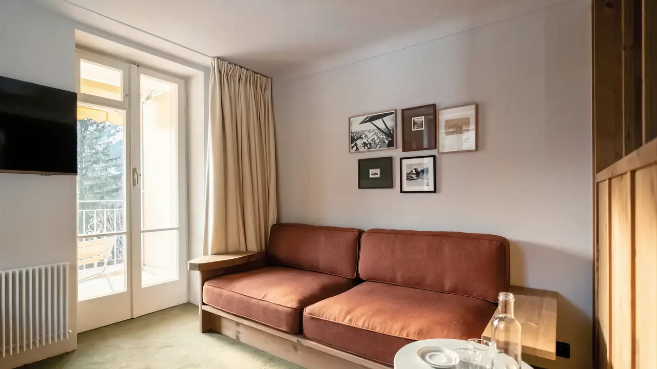 Wnętrze pokoju z sofą w Grand Hotel Belvedere