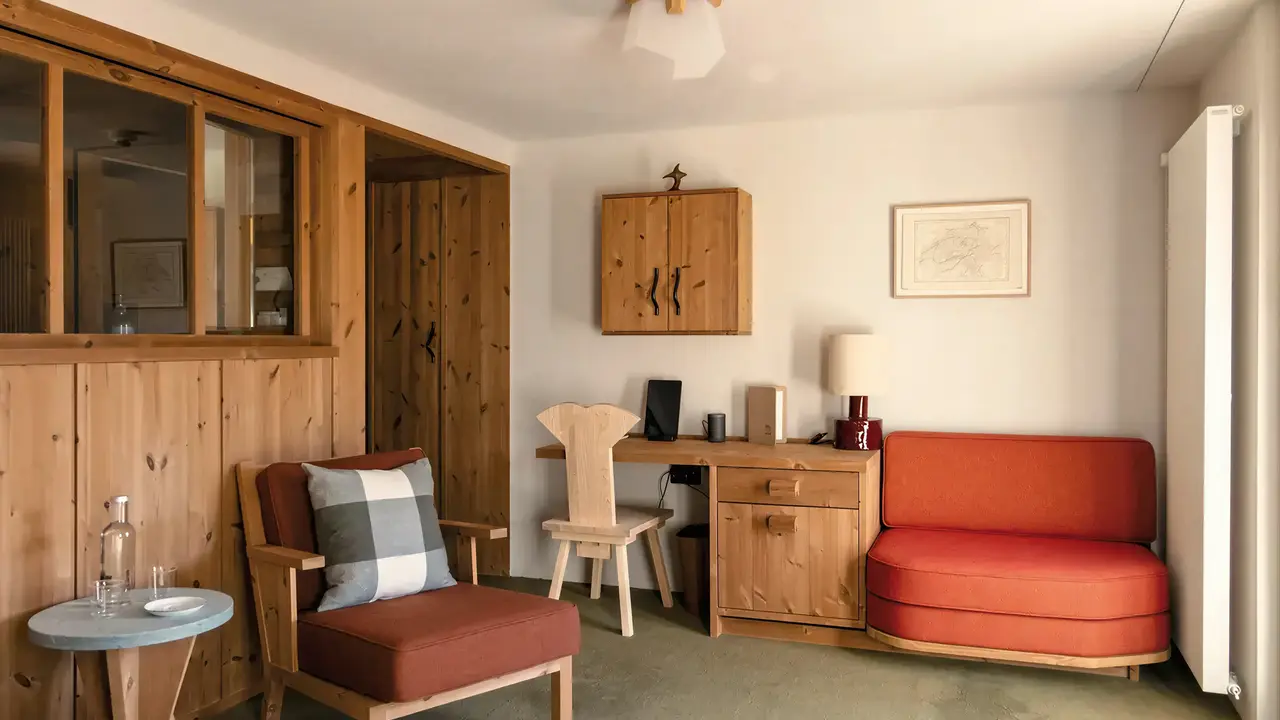 Wnętrze pokoju z meblami w Grand Hotel Belvedere