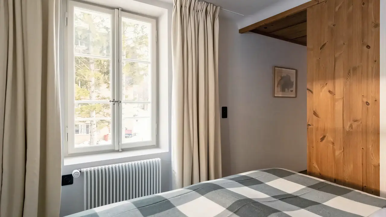 Wnętrze pokoju z łóżkiem w Grand Hotel Belvedere