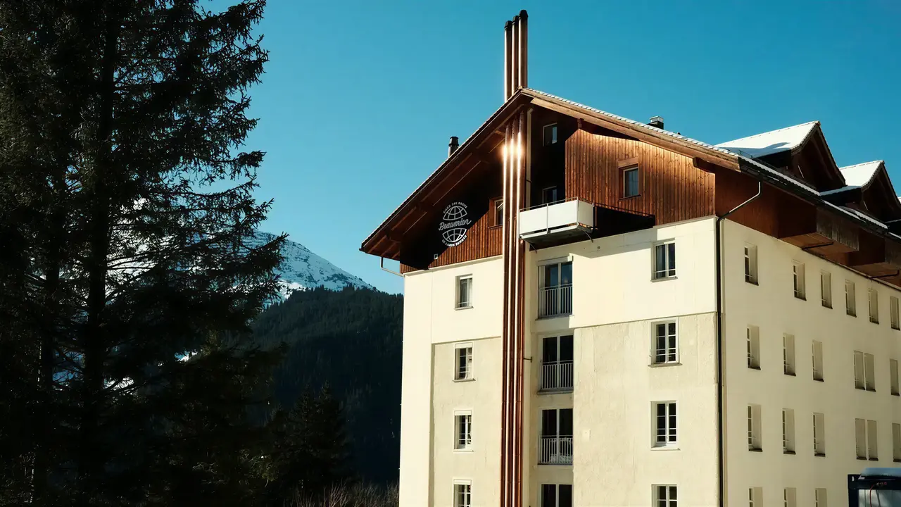 Elewacja budynku Grand Hotel Belvedere na tle gór