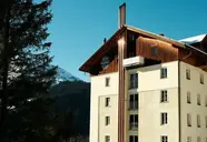 Elewacja budynku Grand Hotel Belvedere na tle gór
