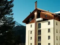 Elewacja budynku Grand Hotel Belvedere na tle gór