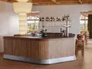 Drewniany bar z drinkami w Grand Hotel Belvedere