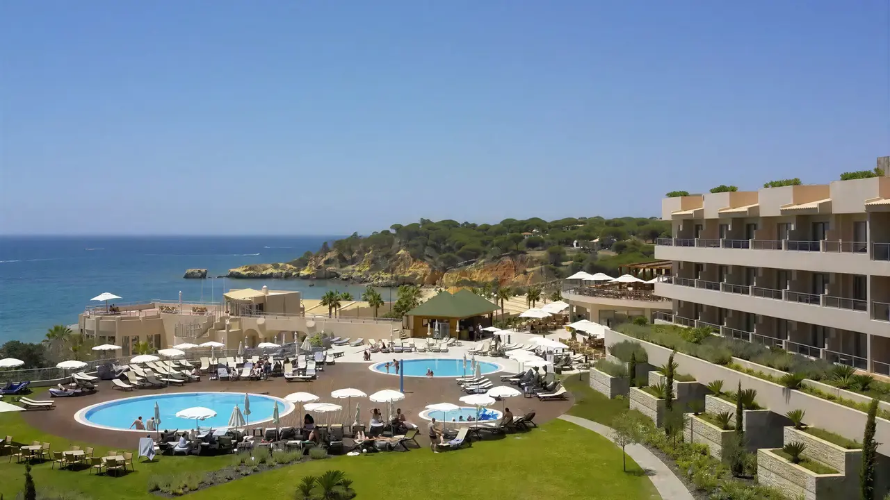 Widok na kompleks Grande Real Santa Eulalia z basenami