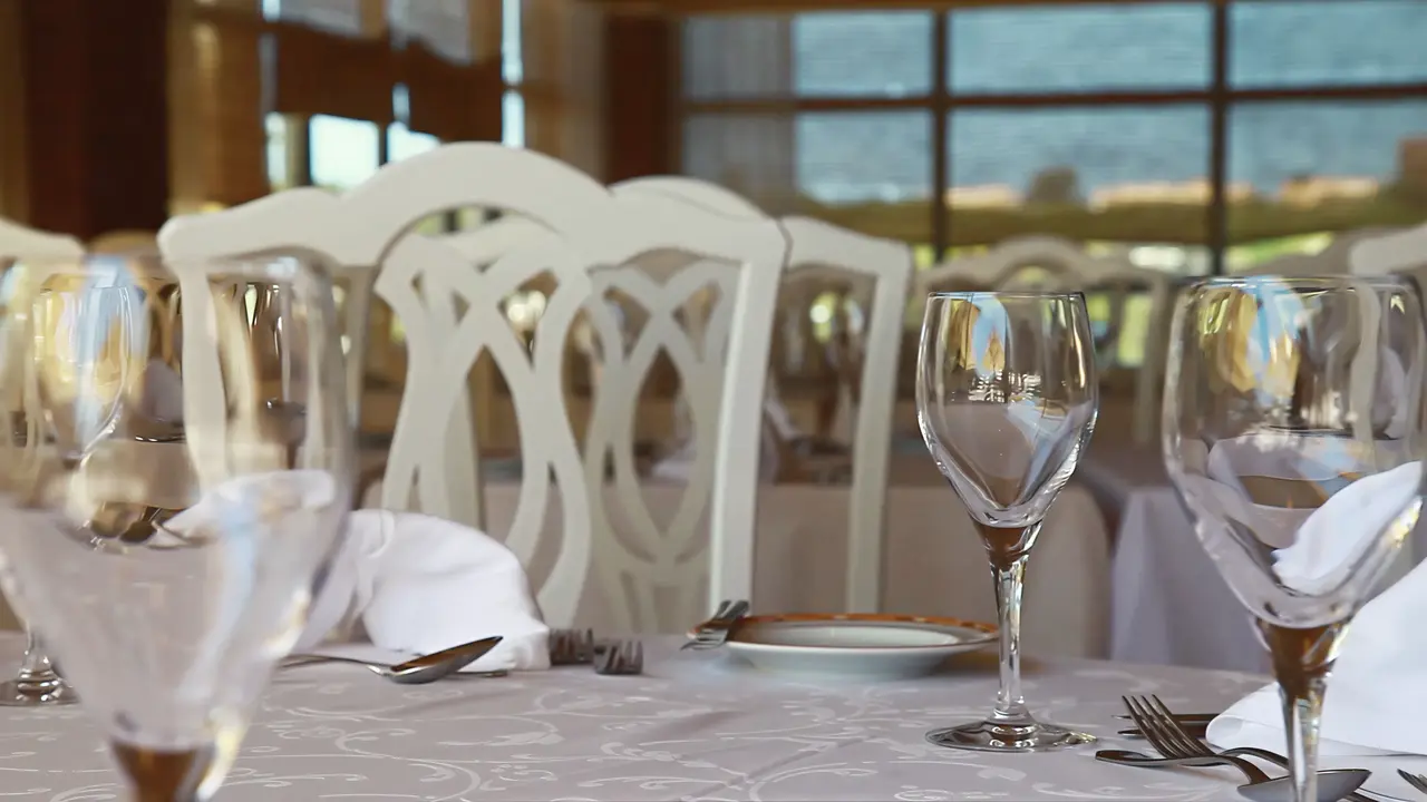 Nakryte stoły w restauracji Grande Real Santa Eulalia