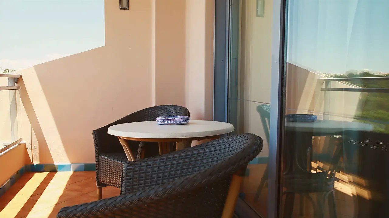 Balkon z meblami w Grande Real Santa Eulalia