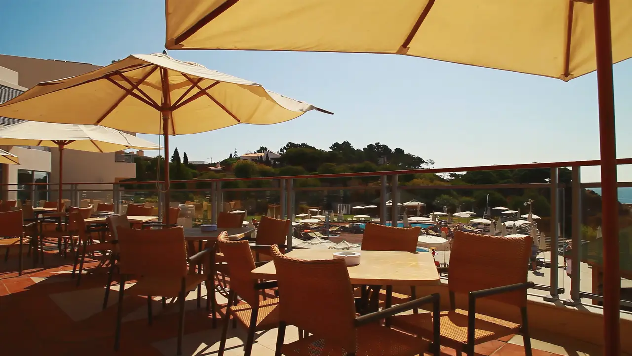 Taras z stolikami w Grande Real Santa Eulalia