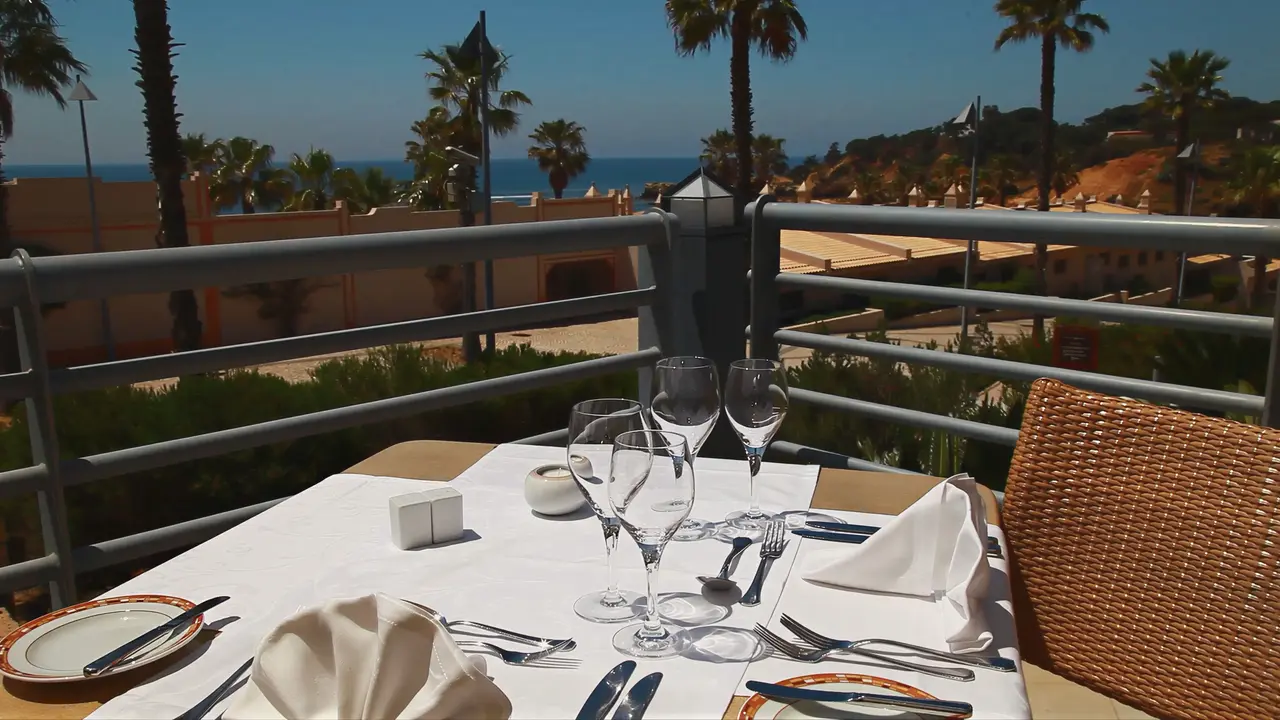 Nakryty stół w restauracji Grande Real Santa Eulalia