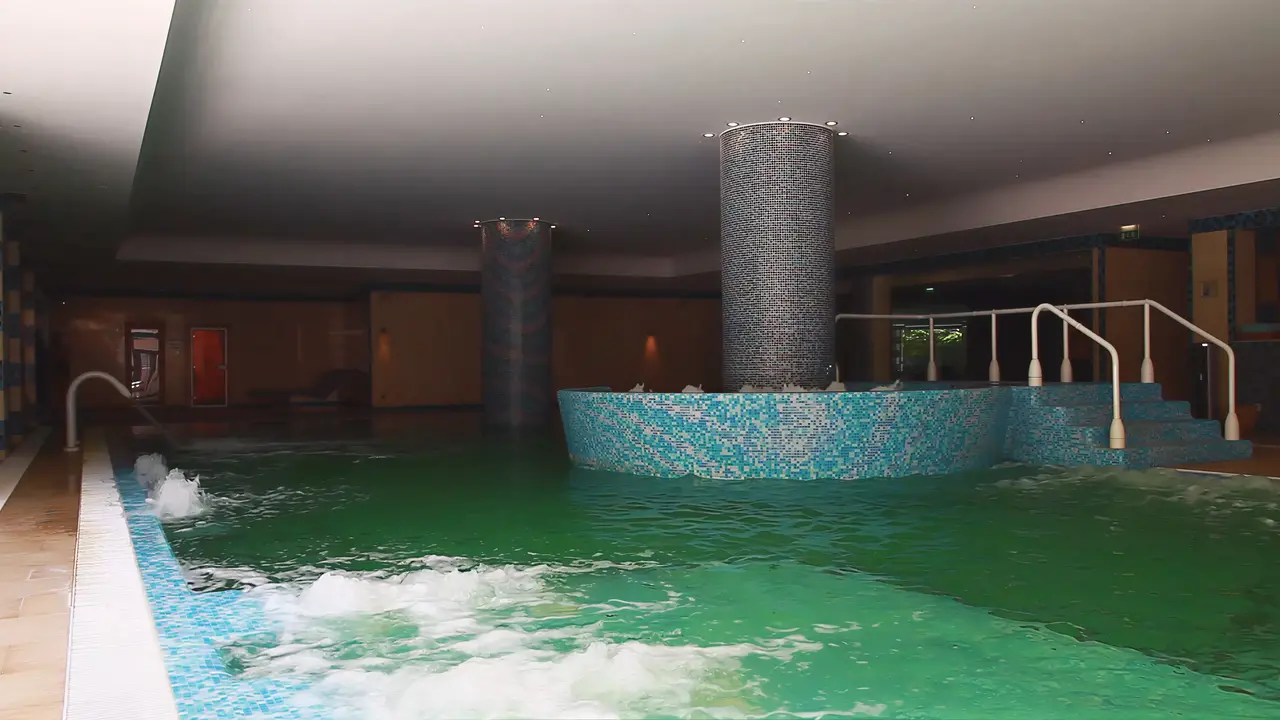 Basen z hydromasażem w hotelu Grande Real Santa Eulalia