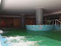Basen z hydromasażem w hotelu Grande Real Santa Eulalia