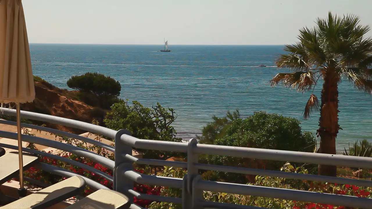 Widok na morze z tarasu w Grande Real Santa Eulalia