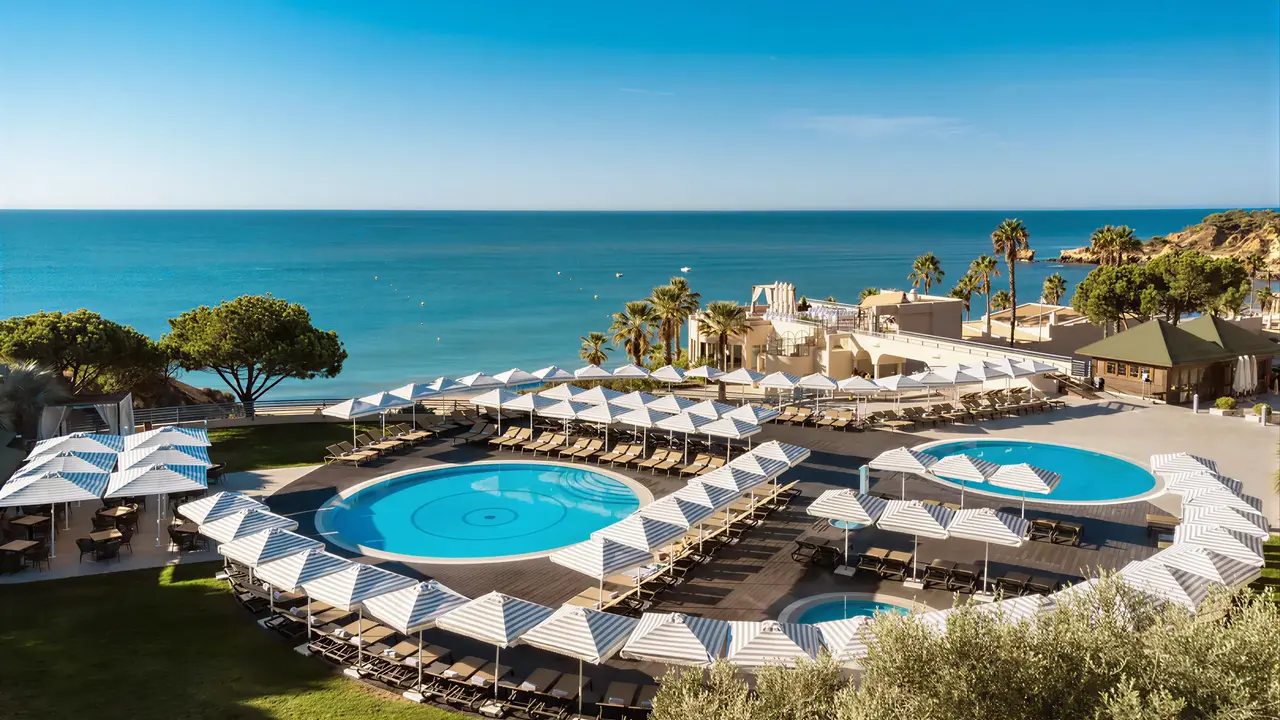 Widok na baseny i kompleks Grande Real Santa Eulalia