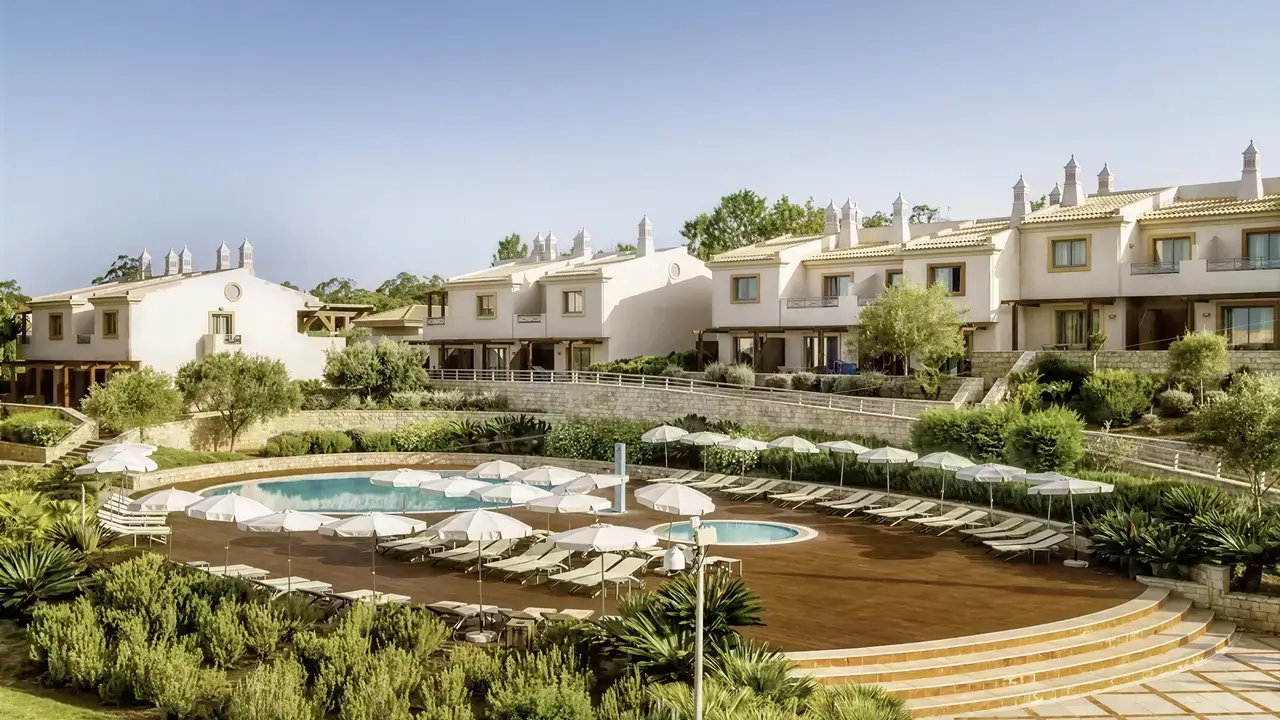 Widok na budynki i basen w Grande Real Santa Eulalia