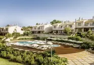 Widok na budynki i basen w Grande Real Santa Eulalia