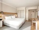 Nowoczesny pokój z łóżkiem w Grande Real Santa Eulalia