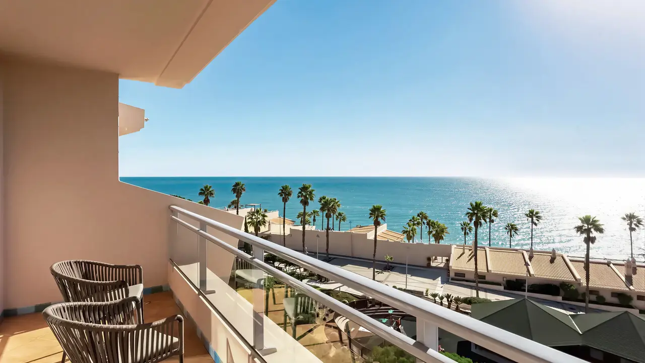 Balkon z widokiem na morze w Grande Real Santa Eulalia
