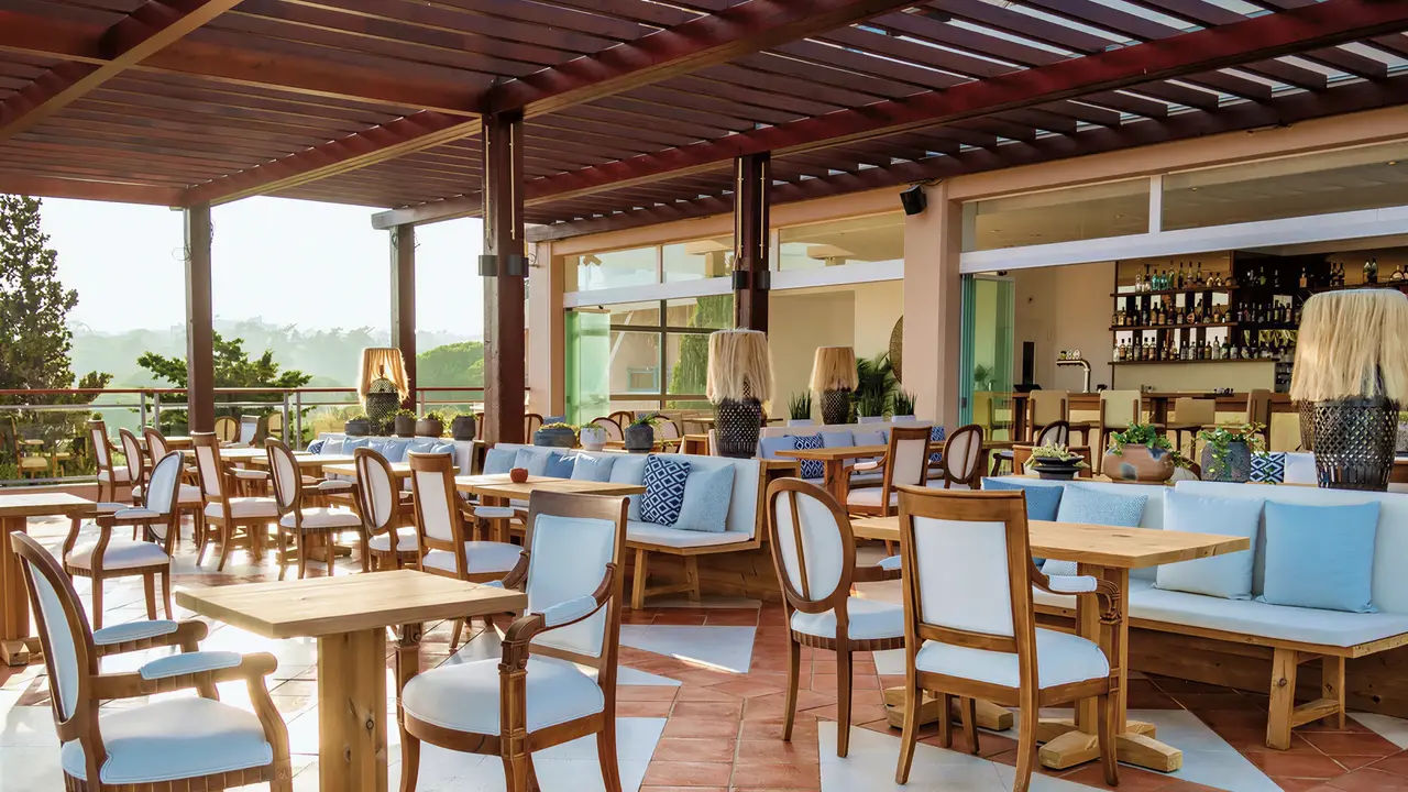 Bar i strefa wypoczynku w Grande Real Santa Eulalia