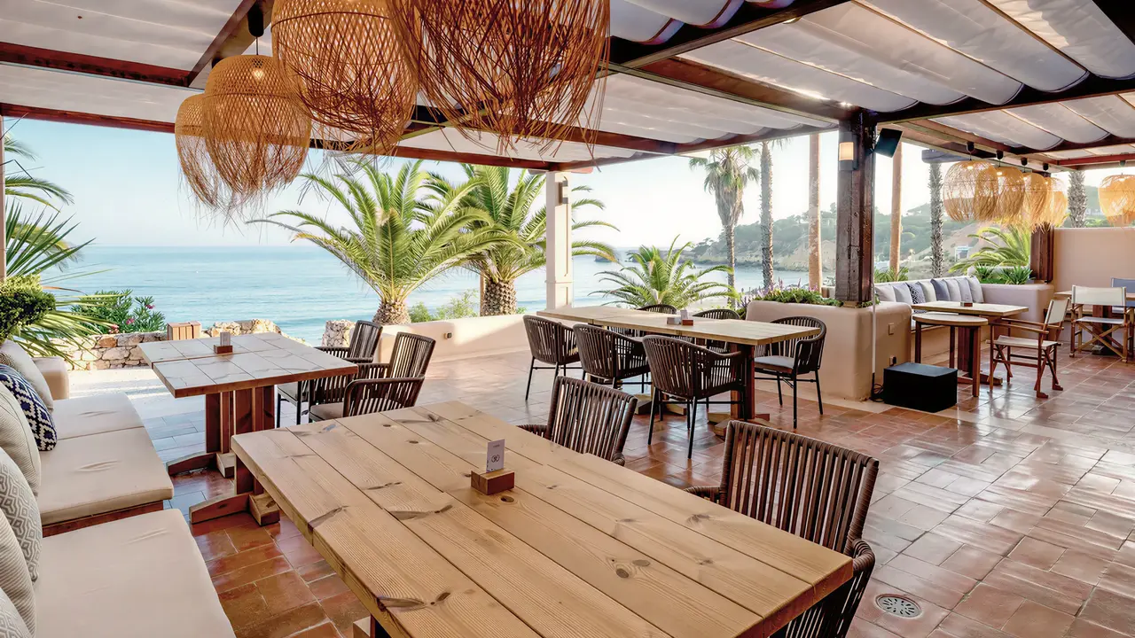 Restauracja w Grande Real Santa Eulalia z widokiem na morze