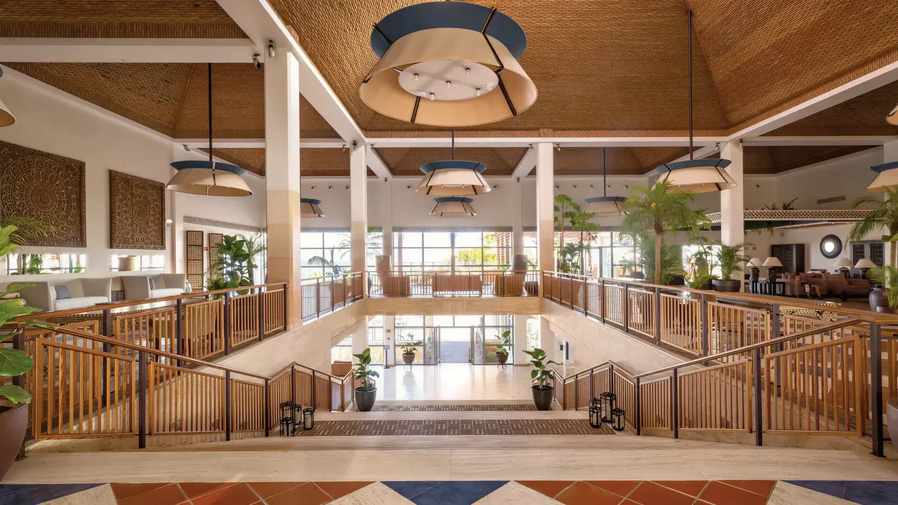 Wnętrze reprezentacyjnego lobby w Grande Real Santa Eulalia