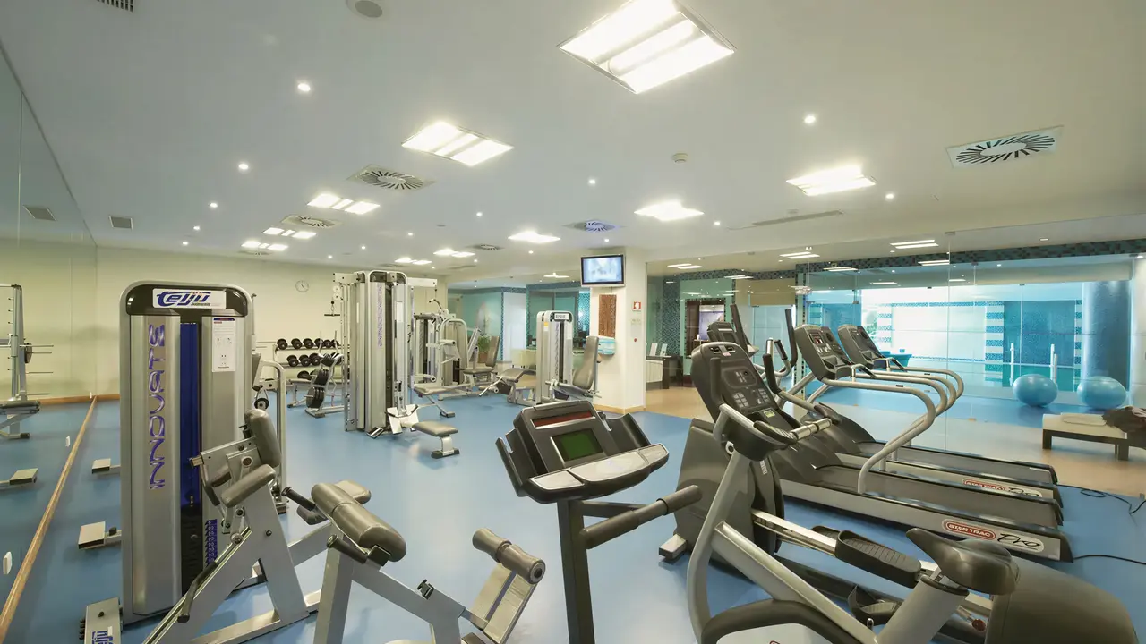 Siłownia z nowoczesnym sprzętem w Grande Real Santa Eulalia