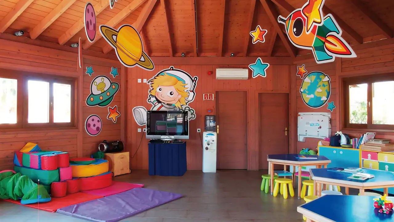 Kolorowy klub dla dzieci w Grande Real Santa Eulalia
