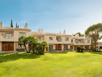 Budynki i teren zielony w Grande Real Santa Eulalia