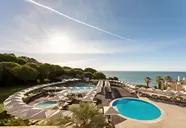 Widok na kompleks basenowy w Grande Real Santa Eulalia
