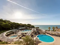 Widok na kompleks basenowy w Grande Real Santa Eulalia
