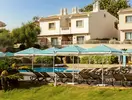 Basen z leżakami i parasolami w Grande Real Santa Eulalia