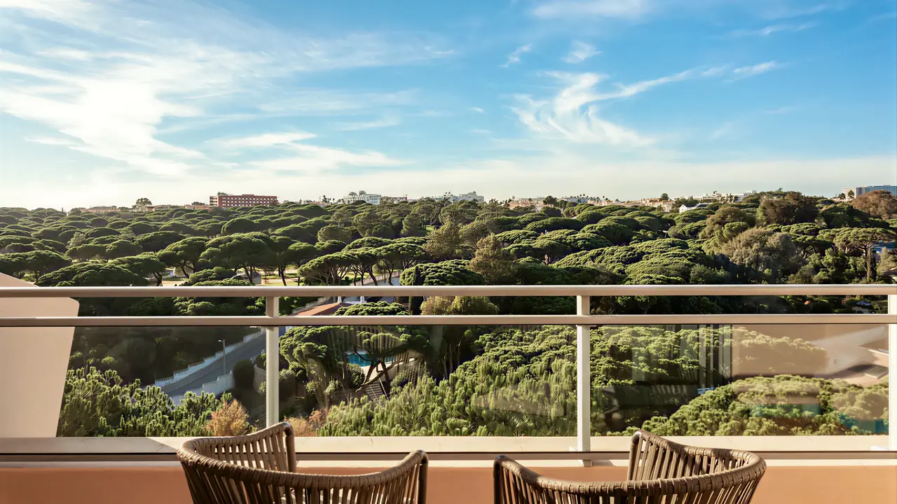 Balkon z widokiem na zieleń w Grande Real Santa Eulalia