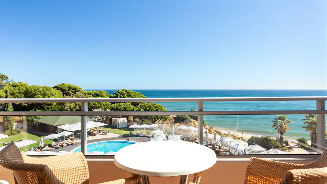 Balkon z widokiem na morze w Grande Real Santa Eulalia