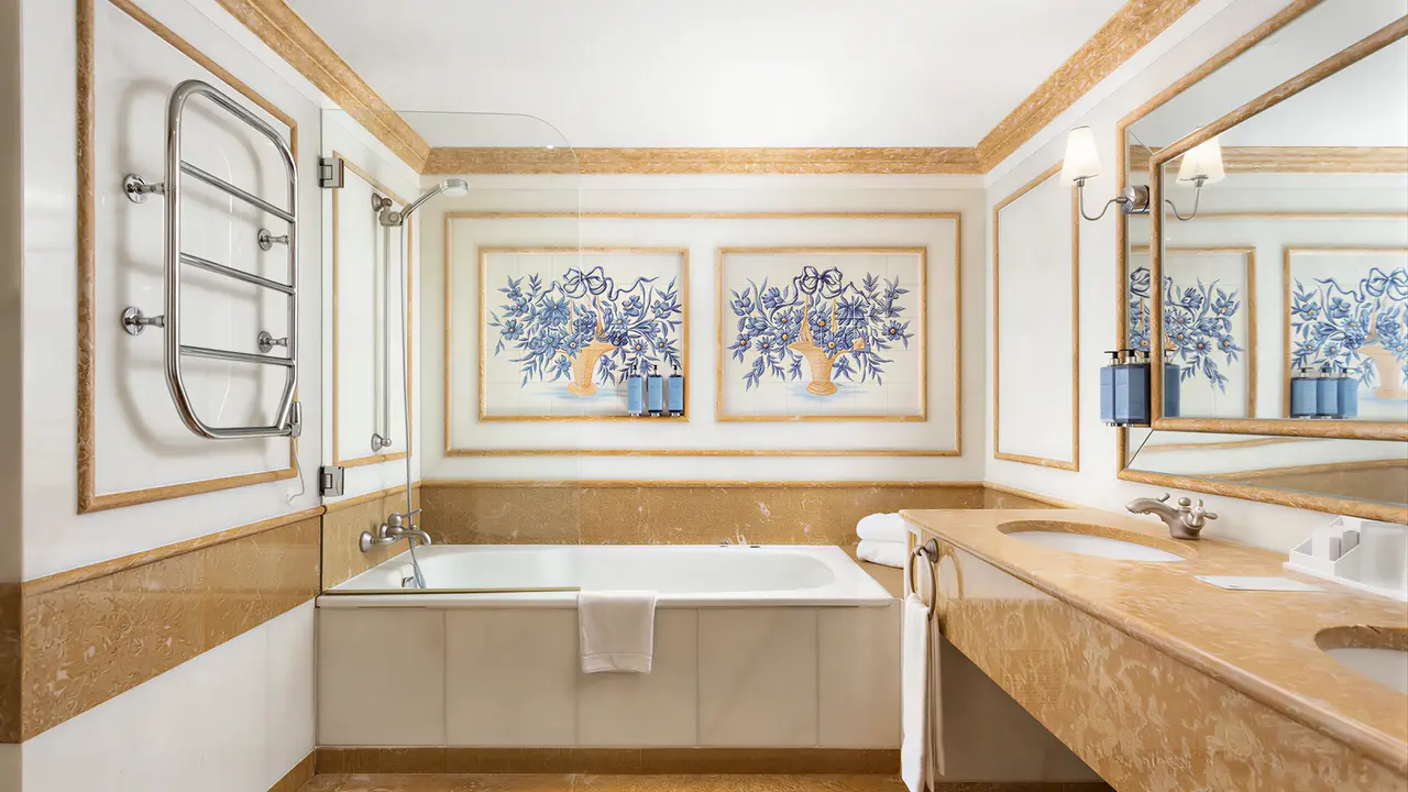 Łazienka w hotelu Grande Real Santa Eulalia z wanną