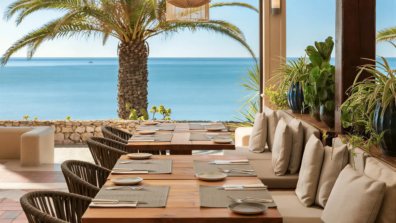 Restauracja w Grande Real Santa Eulalia z widokiem na morze