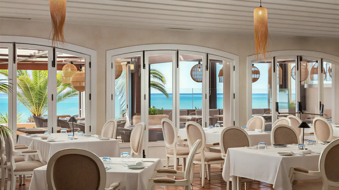 Elegancka restauracja w Grande Real Santa Eulalia z widokiem na morze