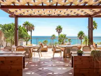 Restauracja w Grande Real Santa Eulalia z widokiem na morze