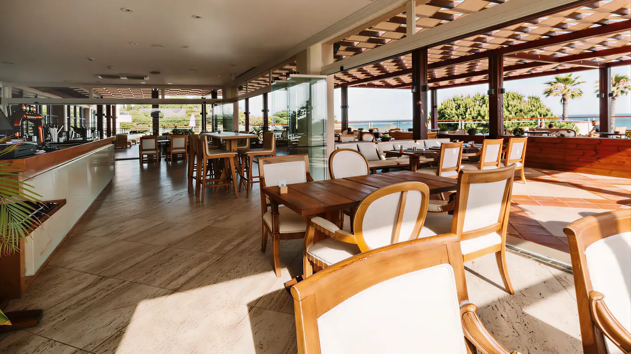 Restauracja w Grande Real Santa Eulalia z widokiem na morze
