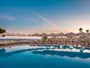 Basen z leżakami i parasolami w Grande Real Santa Eulalia