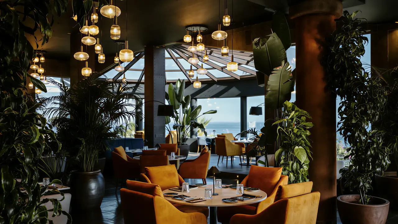 Elegancka restauracja w Grande Real Santa Eulalia z widokiem