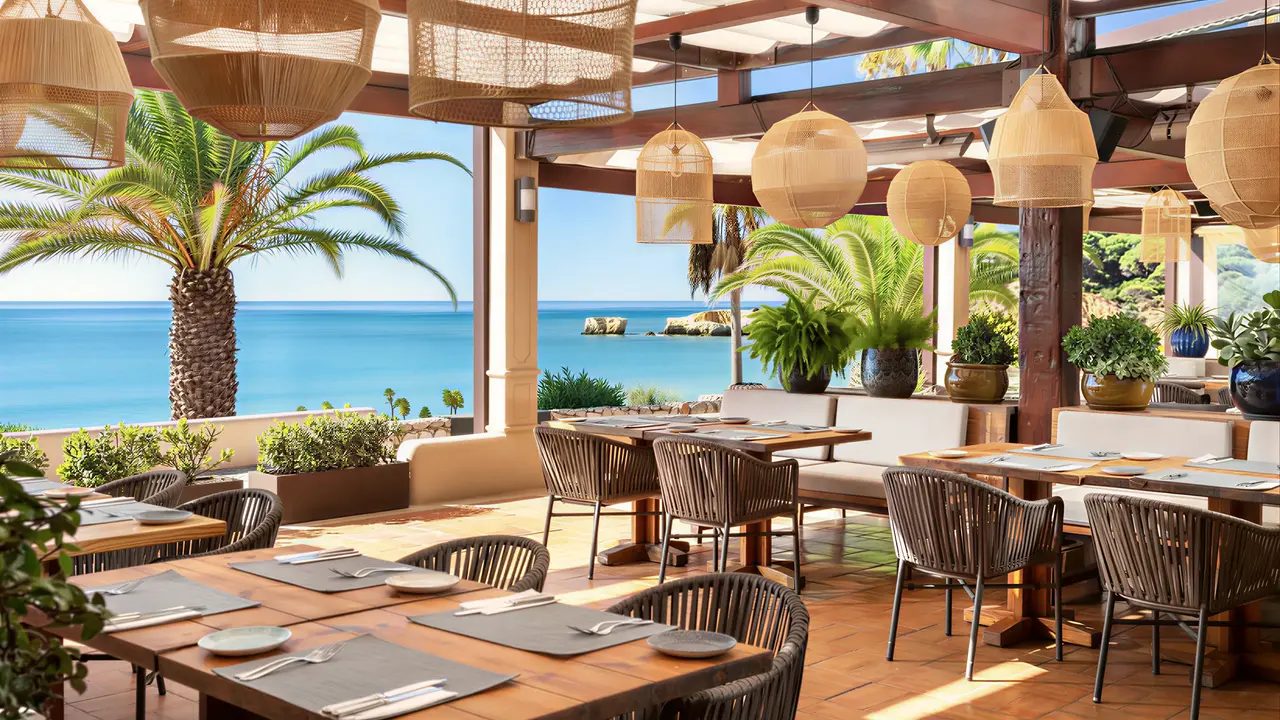 Restauracja w Grande Real Santa Eulalia z widokiem na morze