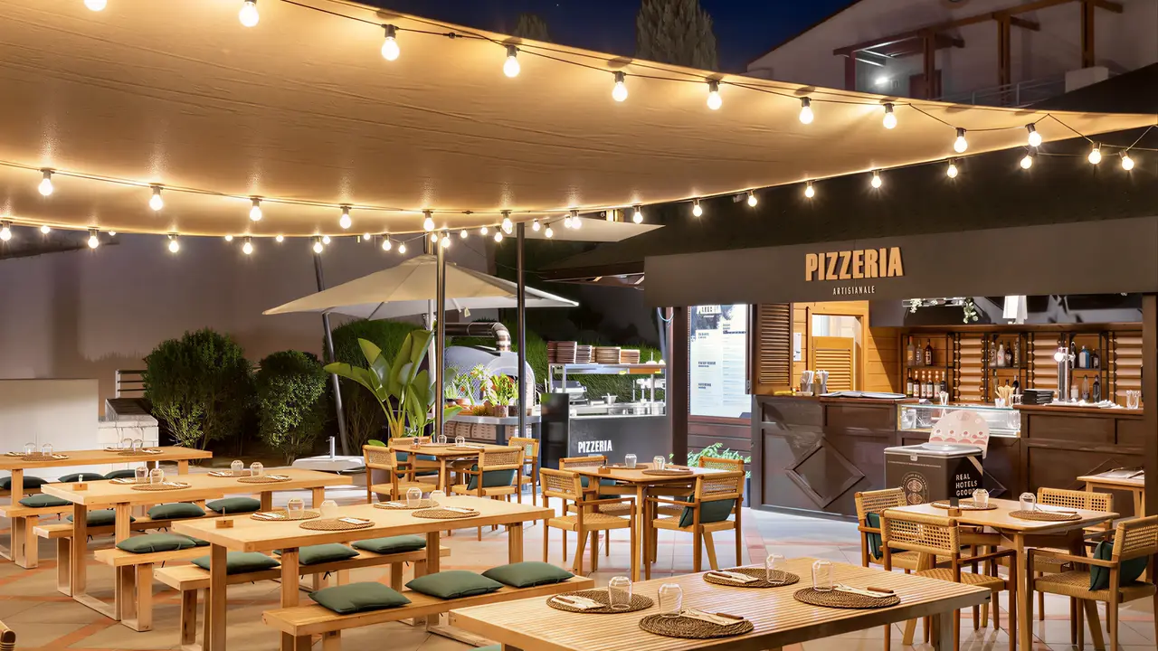 Restauracja i pizzeria w Grande Real Santa Eulalia wieczorem
