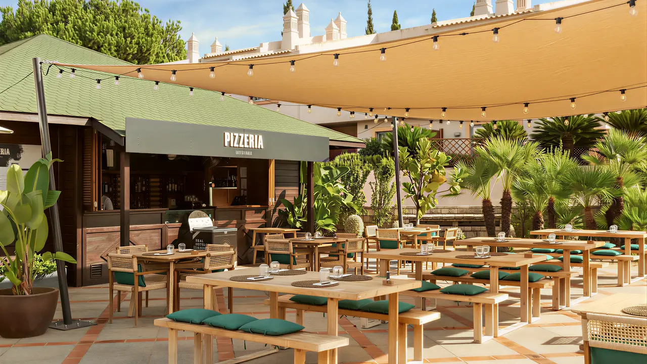 Restauracja Pizzeria w Grande Real Santa Eulalia z zewnętrznymi stolikami
