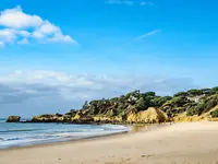 Piaszczysta plaża przy hotelu Grande Real Santa Eulalia
