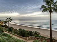Piaszczysta plaża i morze przy Grande Real Santa Eulalia