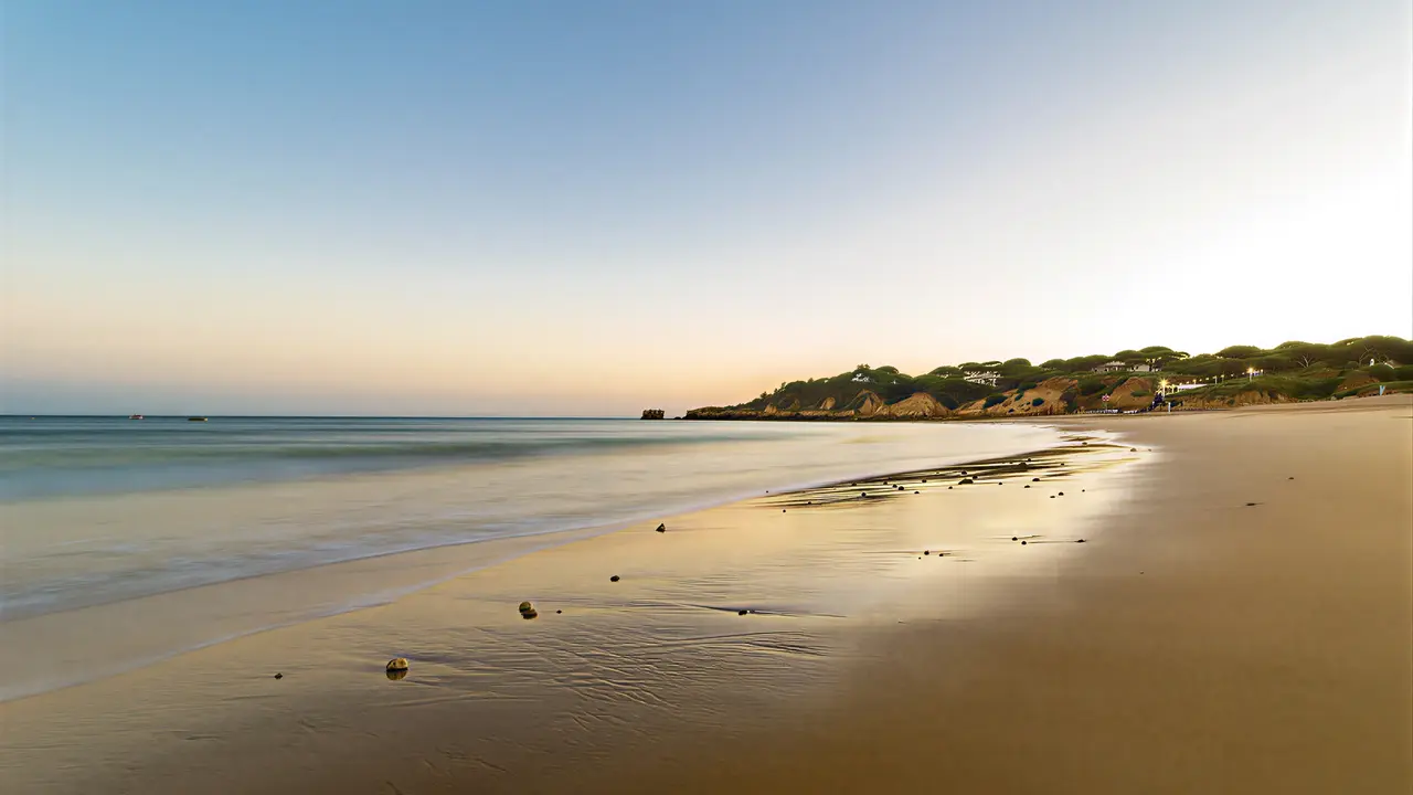Piaszczysta plaża nad brzegiem morza w Grande Real Santa Eulalia